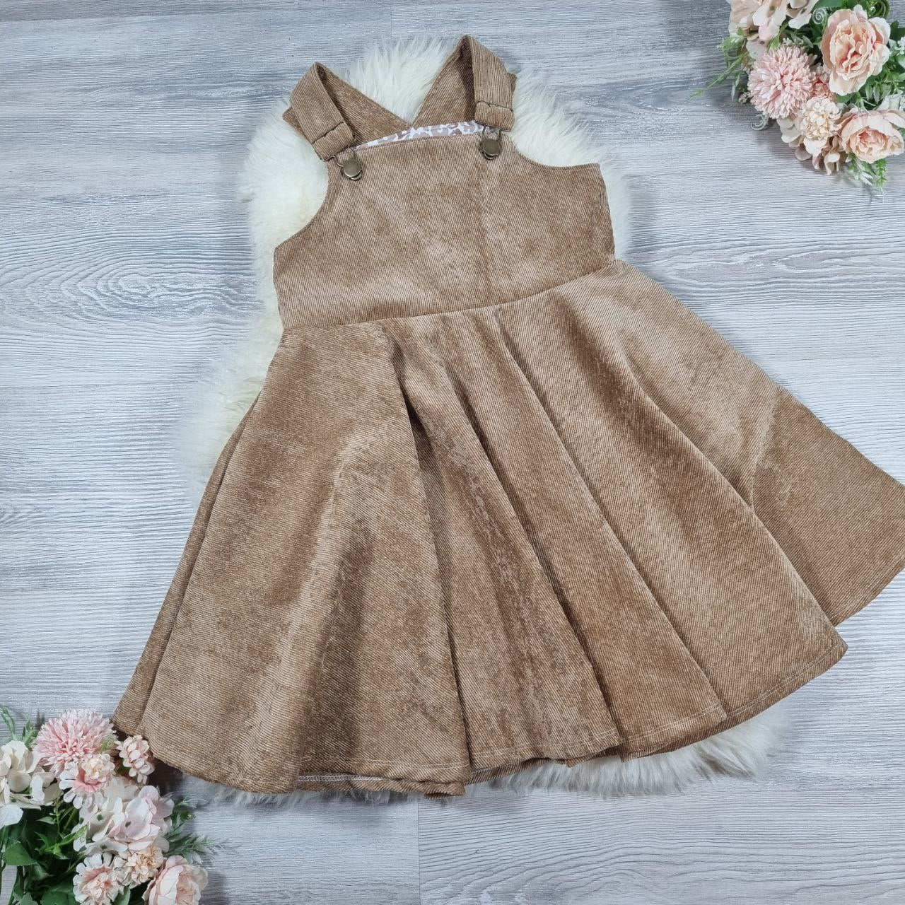 Latzkleid mit weitem Rock - perfekt zum drehen