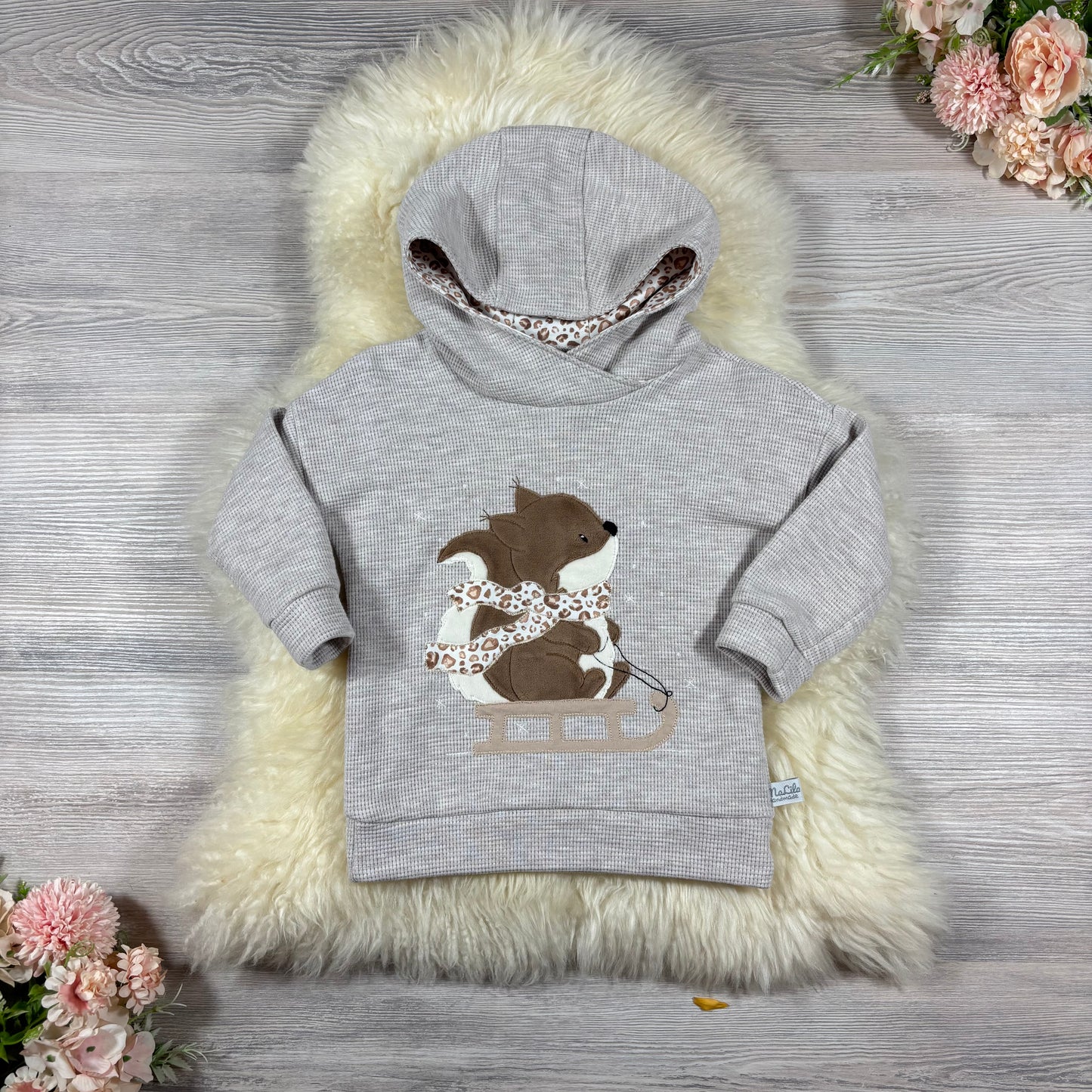 Hoodie mit Stickbild Eichhörnchen auf dem Schlitten