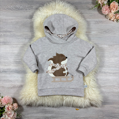 Hoodie mit Stickbild Eichhörnchen auf dem Schlitten