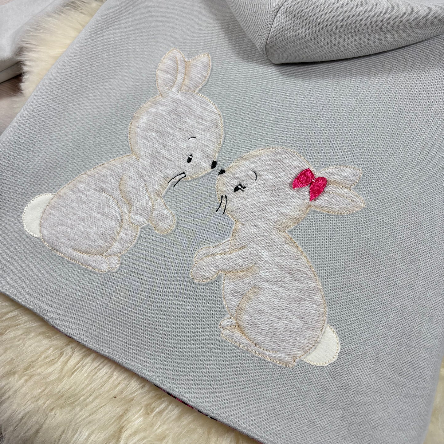 Sweatjacke mit Häschenpaar