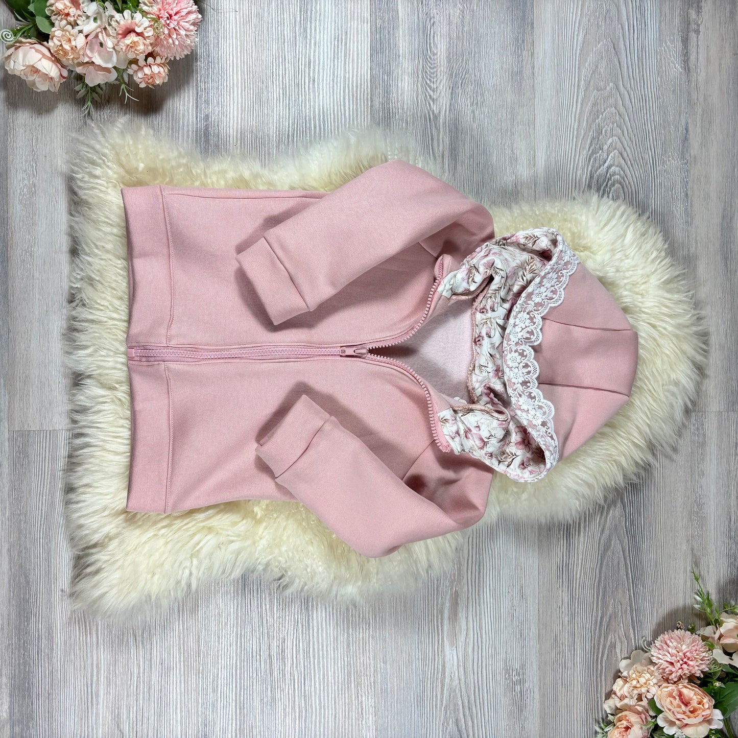 Bestickte Sweatjacke mit Spitzendetail