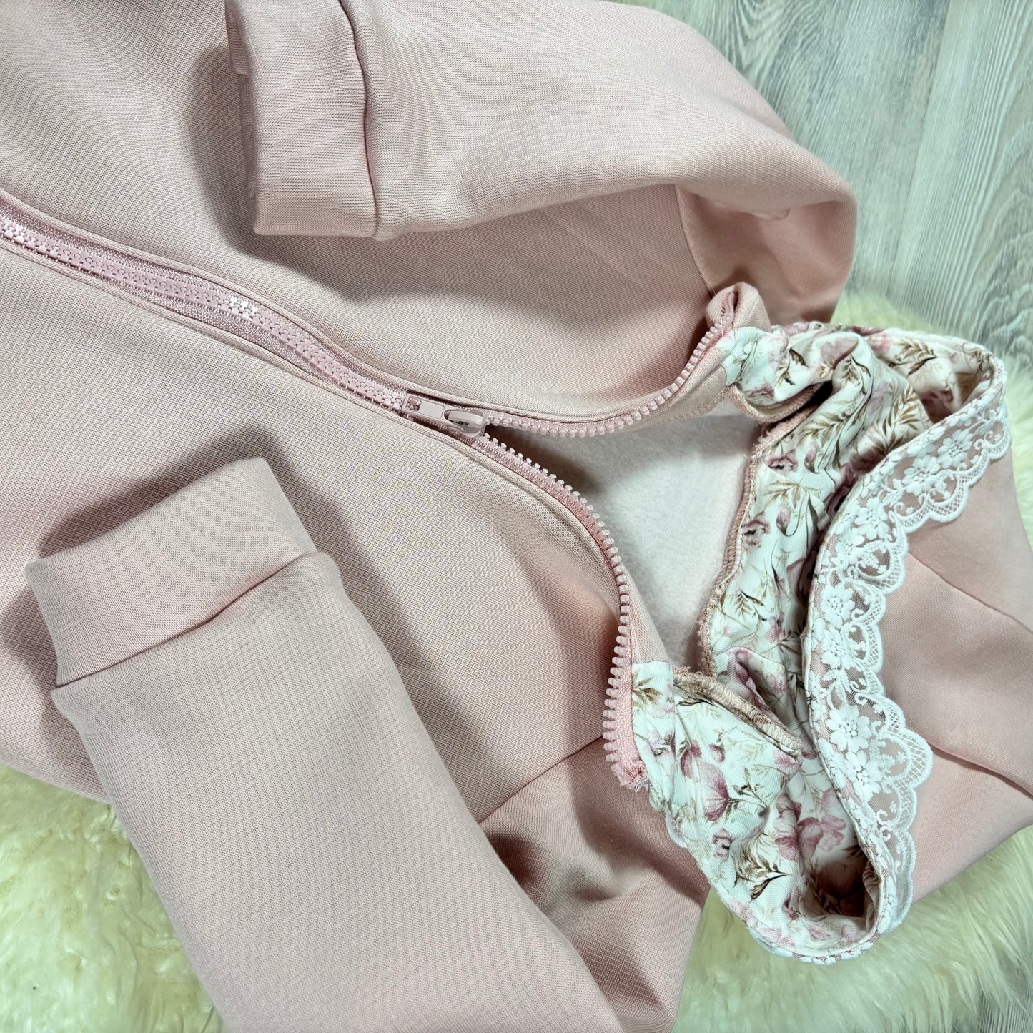 Bestickte Sweatjacke mit Spitzendetail