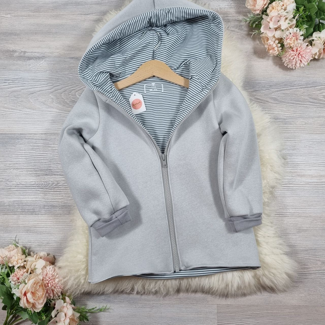 Sweatjacke mit Reißverschluss und Stickmotiv - Bär mit Cap