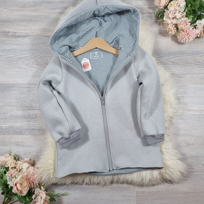 Sweatjacke mit Reißverschluss und Stickmotiv - Bär mit Cap