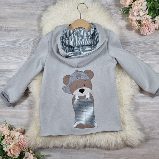 Sweatjacke mit Reißverschluss und Stickmotiv - Bär mit Cap